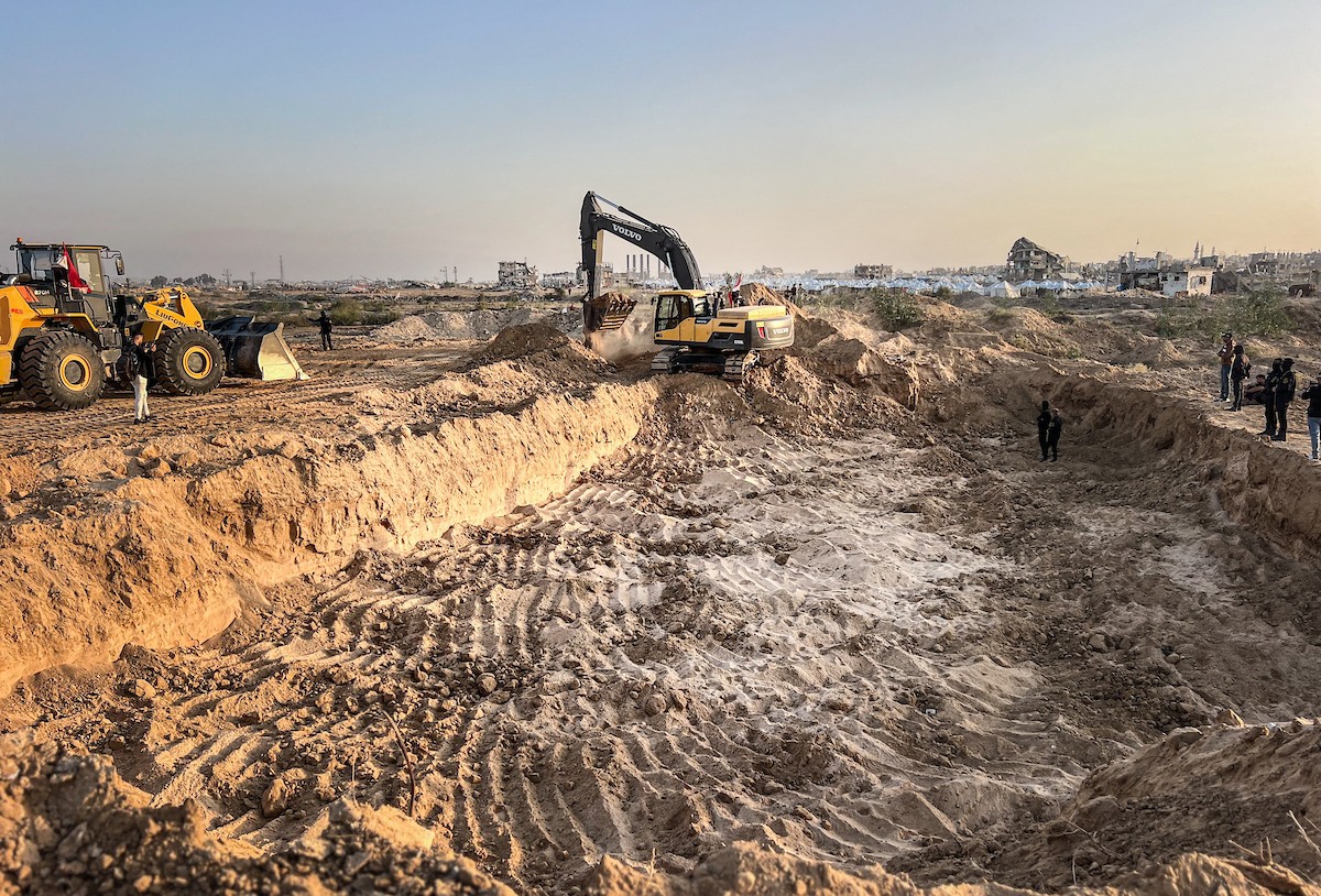 تعمل الآليات الثقيلة بالتنسيق مع أعضاء سرايا القدس وف (2).jpg