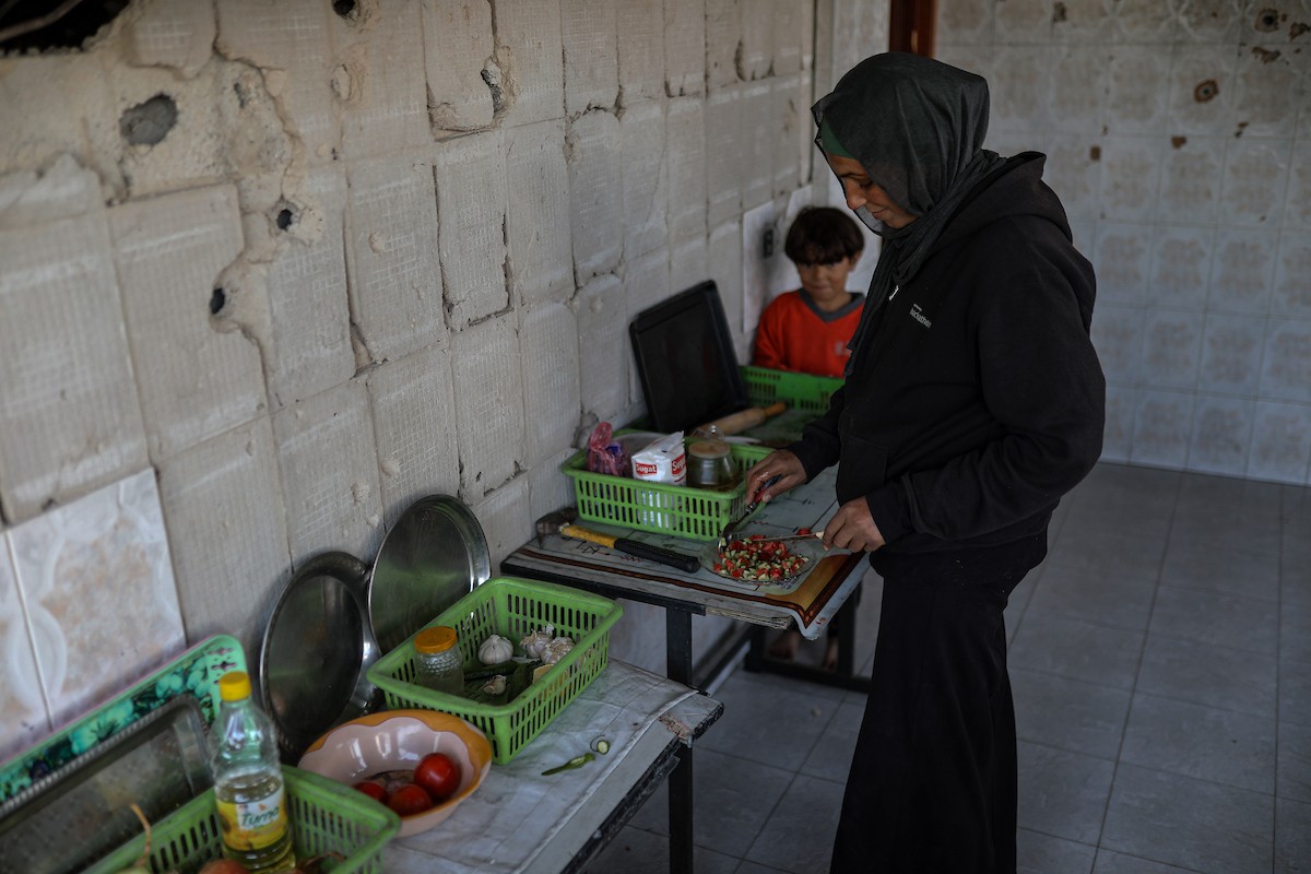 عائلة محمد حلاوة الفلسطينية تستأنف حياتها وسط ركام منزلها المدمر في جباليا (8).jpg