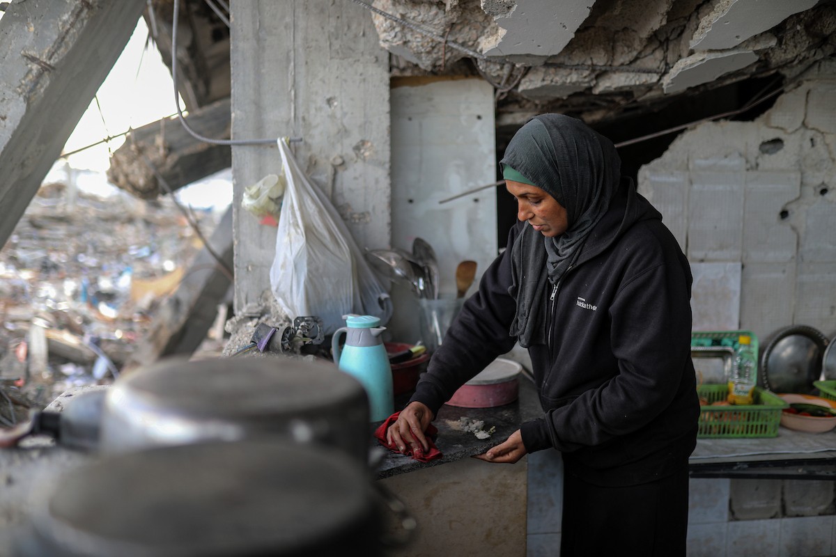 عائلة محمد حلاوة الفلسطينية تستأنف حياتها وسط ركام منزلها المدمر في جباليا (3).jpg