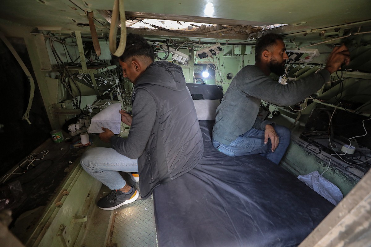 الشاب الفلسطيني يحيى خزيق من سكان غزة، يُعيد استخدام مدرعة إسرائيلية مهجورة (6).jpg