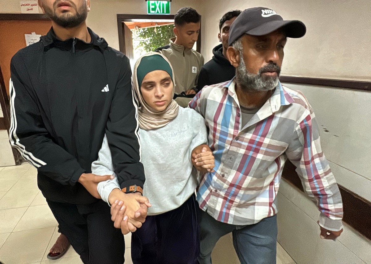 الأسيرة والممرضة الفلسطينية المحررة تسنيم الحمص تصل إلى مستشفى شهداء الأقصى في دير البلح بعد إطلاق سراحها من سجون الاحتلال (5).jpg