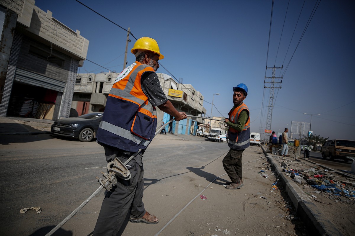 فرق من شركة الكهرباء تبدأ أعمال الصيانة والإصلاح لخطوط الكهرباء المتضررة في دير البلح وسط قطاع غزة (13).jpg