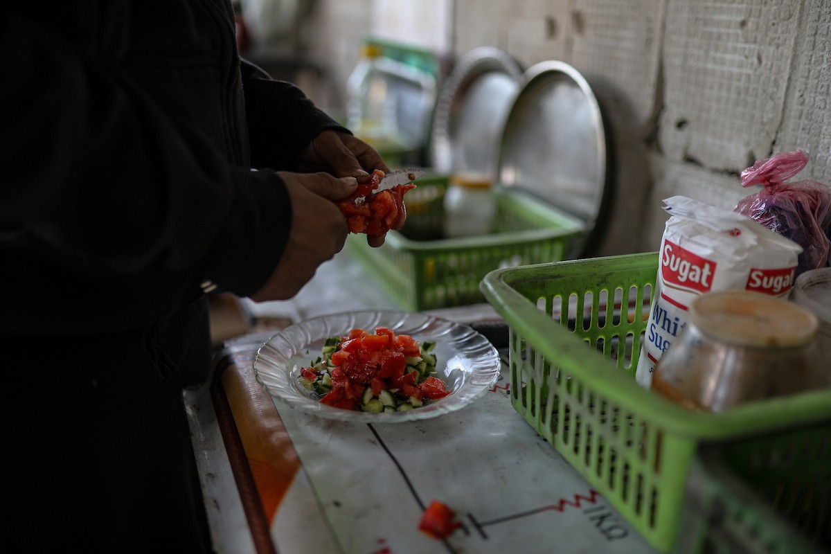 عائلة محمد حلاوة الفلسطينية تستأنف حياتها وسط ركام منزلها المدمر في جباليا (7).jpg