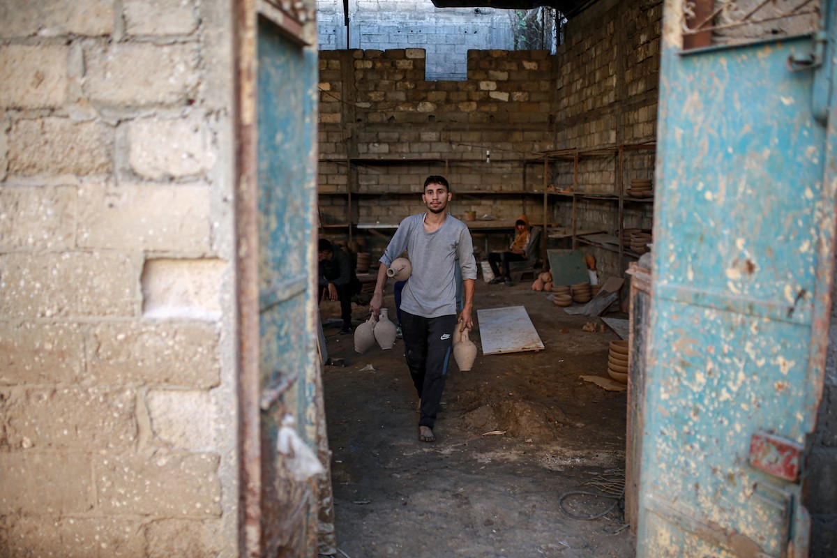 يعمل حرفيو الفخار الفلسطينيون في ورشتهم الصغيرة، حيث يُنتجون أدوات منزلية وأدوات مائدة باستخدام (25).jpg