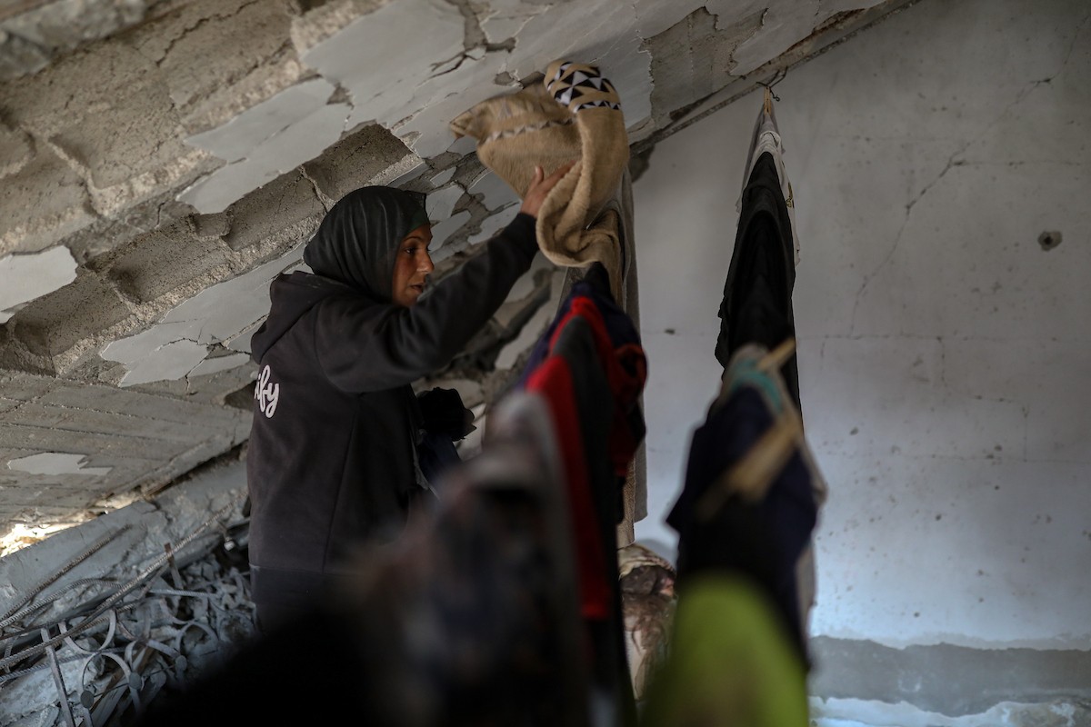 عائلة محمد حلاوة الفلسطينية تستأنف حياتها وسط ركام منزلها المدمر في جباليا (5).jpg