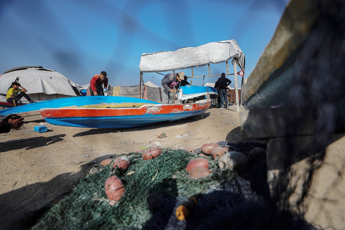 حرفيون يُصلحون قوارب الصيد في ورشة بميناء غزة البحري (9).jpg