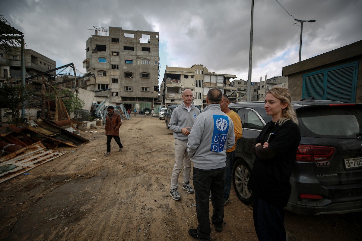 وفد من الأمم المتحدة يتفقد حوض تجميع مياه الصرف الصحي في حي الشيخ رضوان