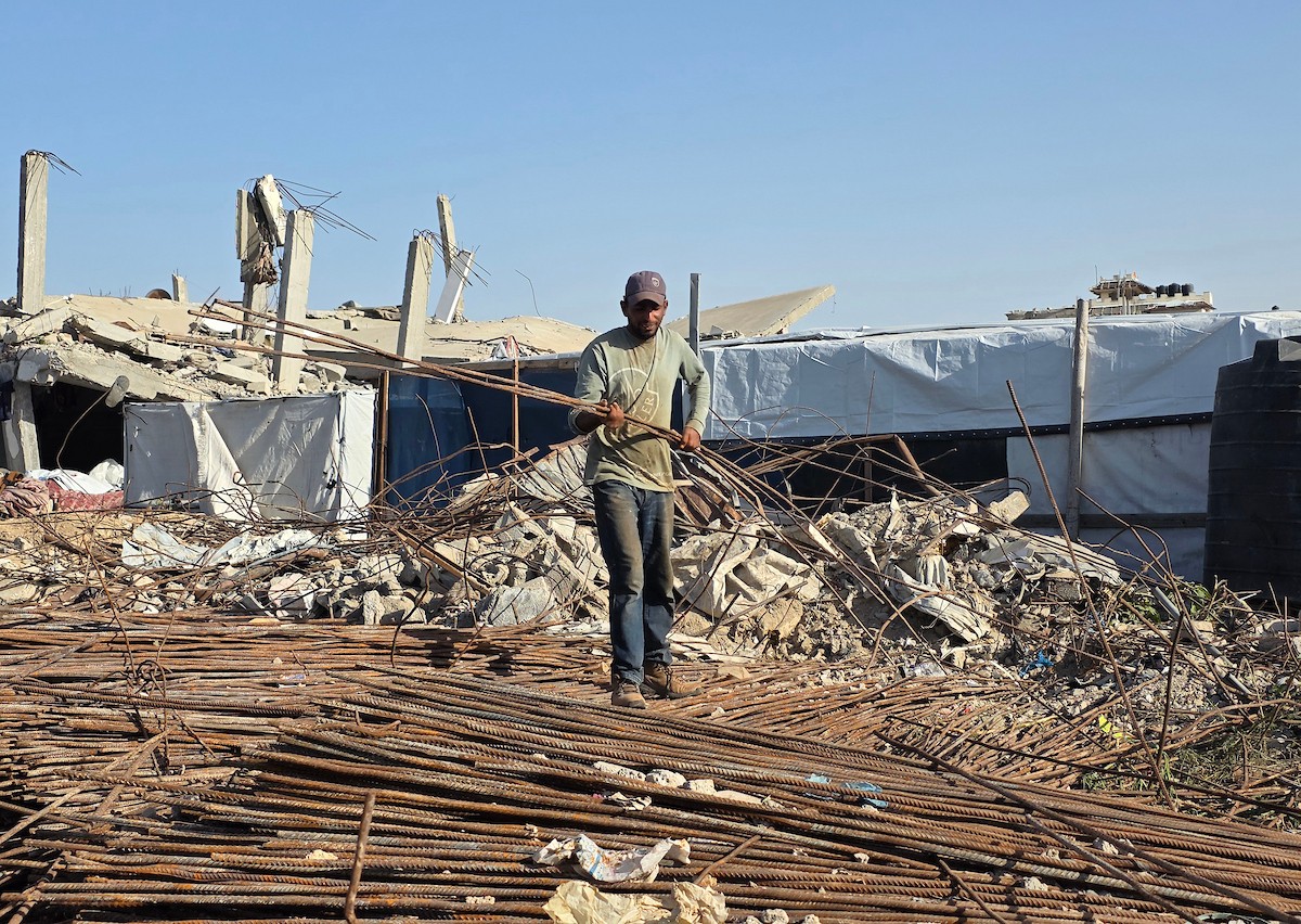 يُعيد فلسطينيون تدوير قضبان معدنية مُنتشلة من المباني المُدمرة في قطاع غزة، ٢٣ نوفمبر/ تشرين الثاني ٢٠٢٥