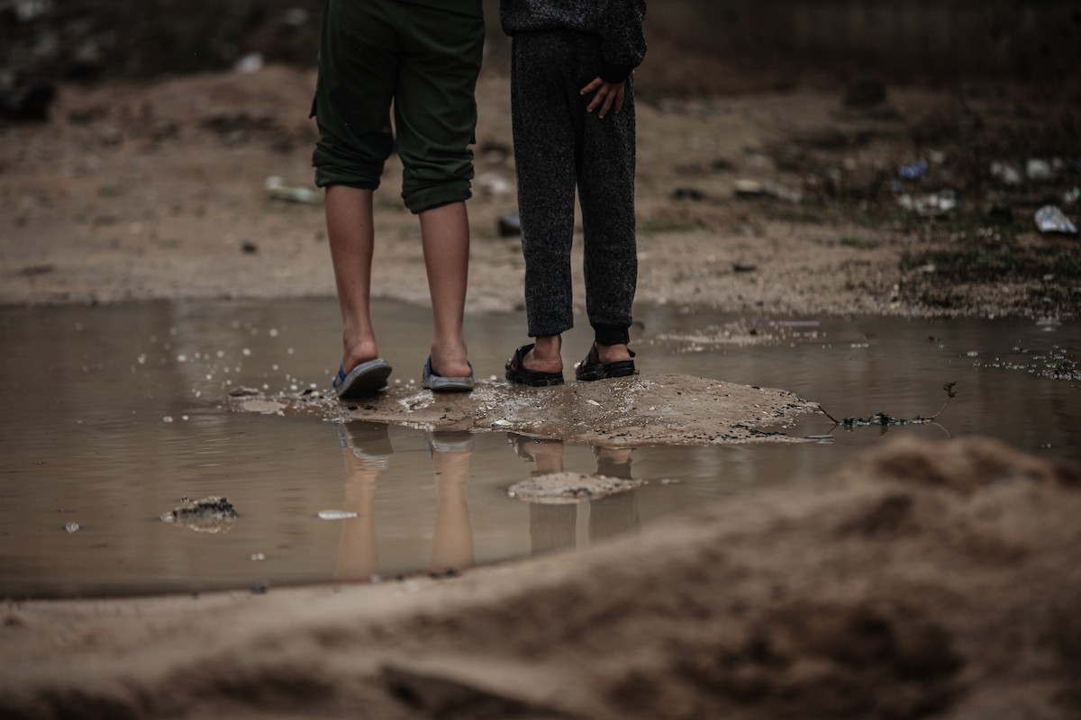 أغرقت الأمطار الغزيرة العديد من خيام النازحين الفلسطينيين في مخيم البريج، وسط قطاع غزة، في 25 نوفمبرتشرين ا (4).jpg