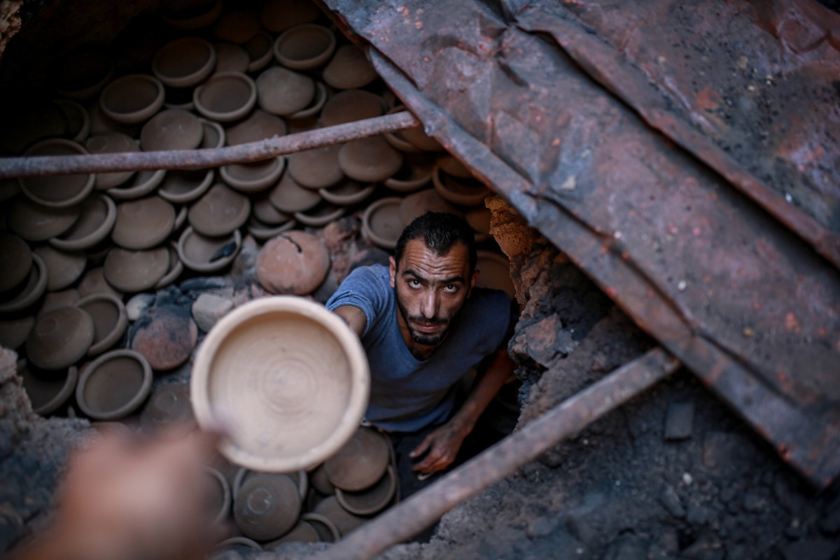 يعمل حرفيو الفخار الفلسطينيون في ورشتهم الصغيرة، حيث يُنتجون أدوات منزلية وأدوات مائدة باستخدام (27).jpg