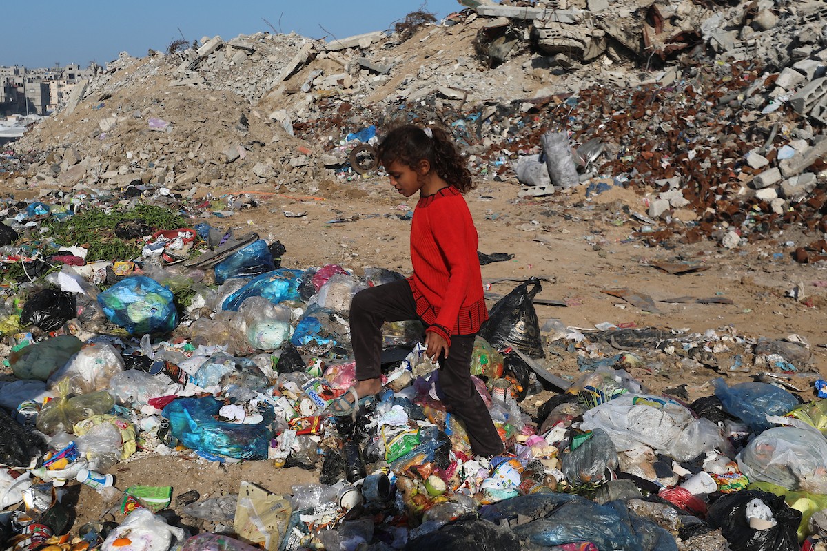 يبحث أطفال فلسطينيون في مخيم المغازي للاجئين يوميًا بين الأنقاض والقمامة عن بقايا الطعام وقطع الكرتون والبلاستيك والخشب لمساعدة عائلاتهم في الطهي في ظل انقطاع غاز الطهي عن غزة لفترة طويلة بسبب الحرب (5).jpg