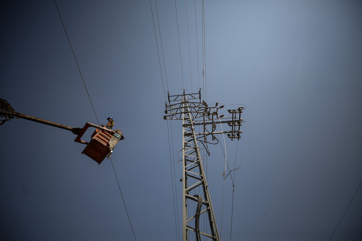 فرق من شركة الكهرباء تبدأ أعمال الصيانة والإصلاح لخطوط الكهرباء المتضررة في دير البلح وسط قطاع غزة (2).jpg