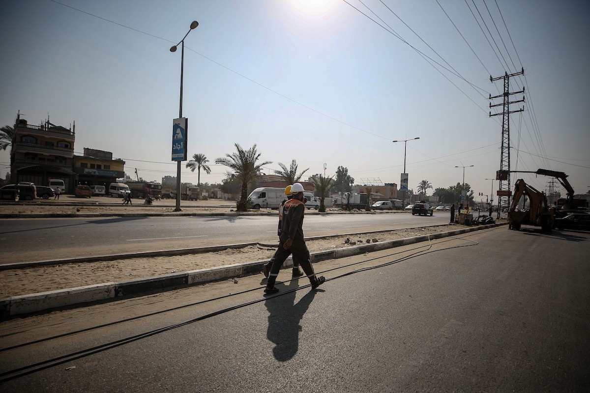 فرق من شركة الكهرباء تبدأ أعمال الصيانة والإصلاح لخطوط الكهرباء المتضررة في دير البلح وسط قطاع غزة (17).jpg