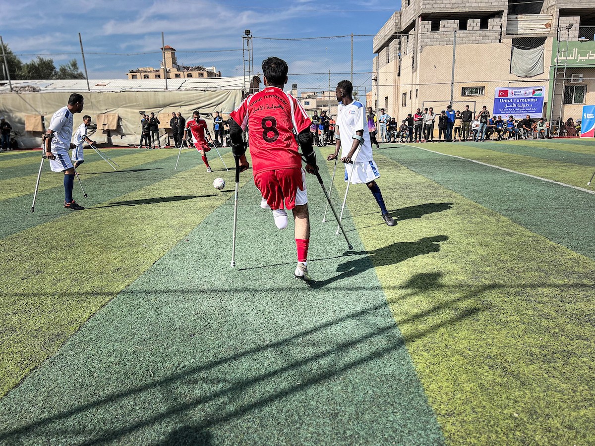 رياضيون فلسطينيون مبتورو الأطراف ضمن فعاليات بطولة الأمل لكرة القدم التي نظمتها جمعية د (29).jpg