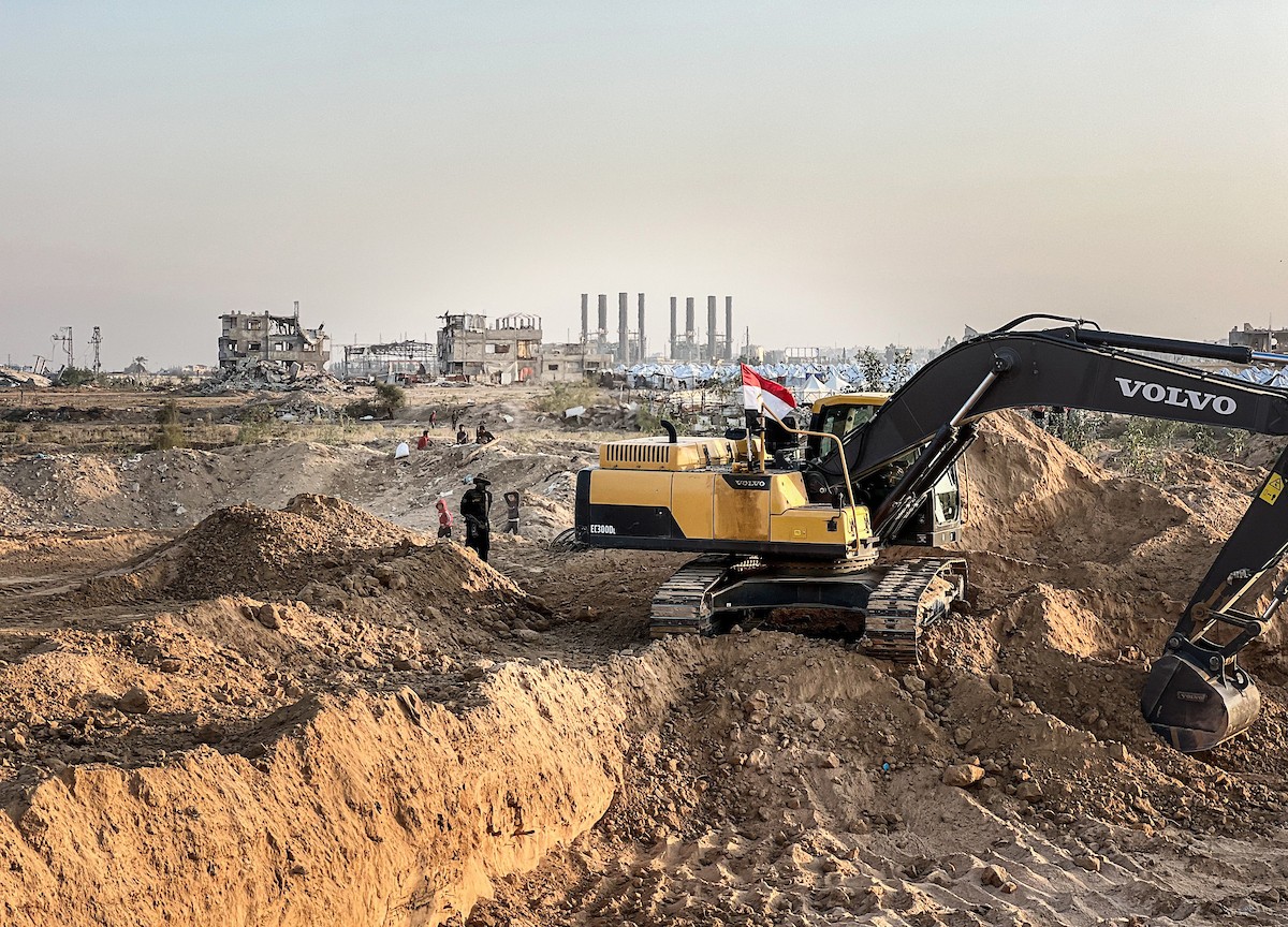 تعمل الآليات الثقيلة بالتنسيق مع أعضاء سرايا القدس وف (6).jpg