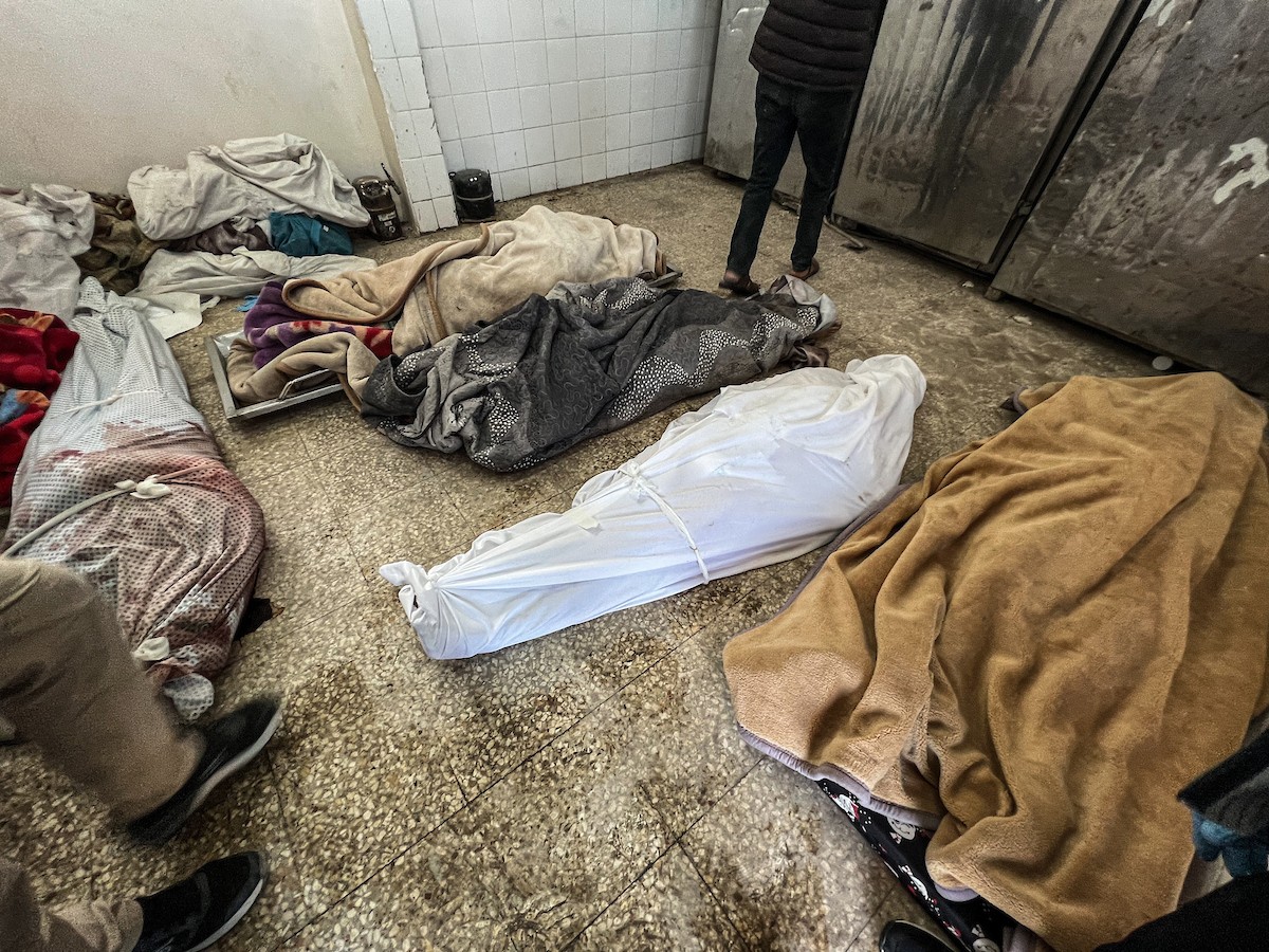 أقارب الفلسطينيين الذين فقدوا أرواحهم جراء الهجمات الإسرائيلية، ينعون خلال مراسم الجنازة التي أُقيمت في مستشفى شهداء الأقصى في دير البلح، وسط قطاع غزة، 23 نوفمبر/تشرين الثاني 2025.