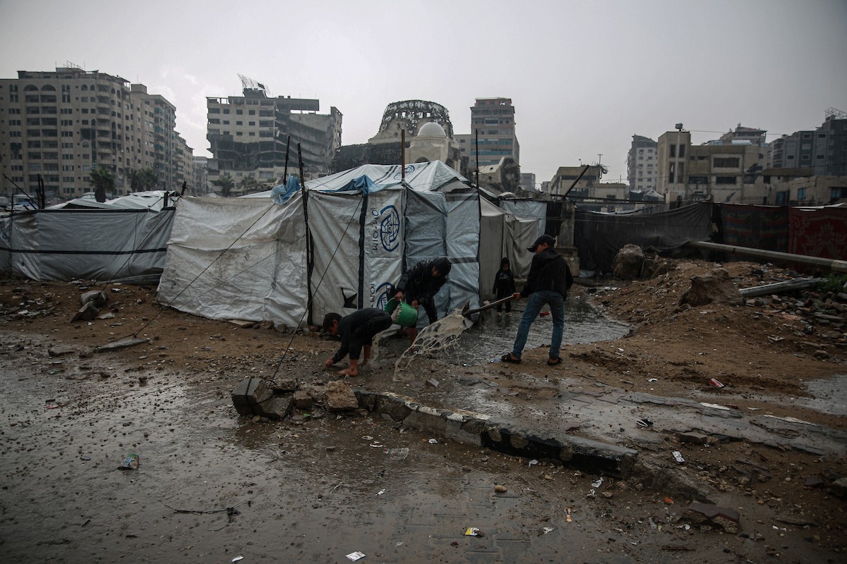 منظر لخيام النازحين في ميناء غزة بعد أن غمرتها مياه الأمطار، مخلفةً بركًا من الماء والطين في أنحاء مدينة غزة، 14 نوفمبر/تشرين الثاني 2025