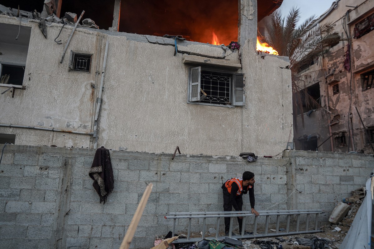 أفراد الدفاع المدني يبحثون في منزل محترق استهدفه غارات جوية إسرائيلية في مدينة غزة، في 22 نوفمبرتشرين الثاني 2025 (8).jpg