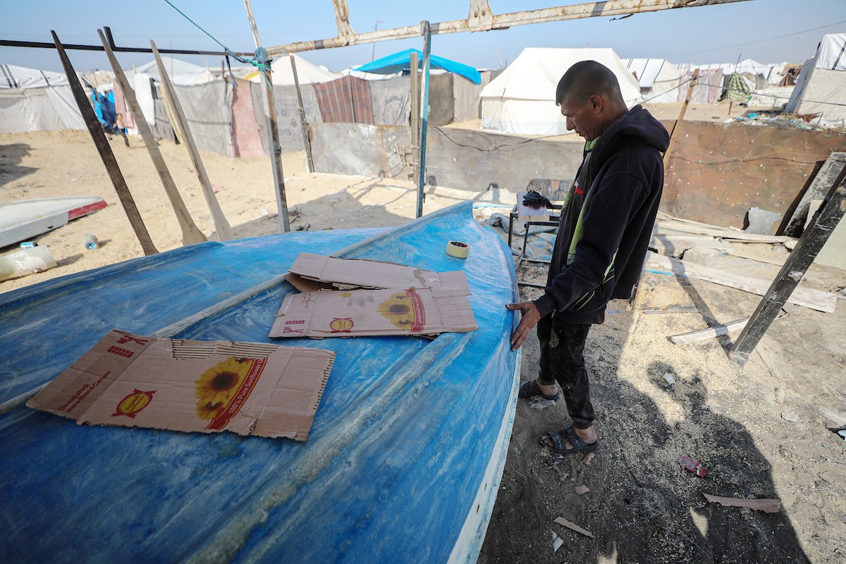 حرفيون يُصلحون قوارب الصيد في ورشة بميناء غزة البحري (4).jpg