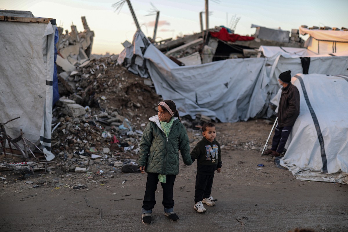 عاني الفلسطينيون الذين دمرت منازلهم جراء الهجمات الإسر (3).jpg