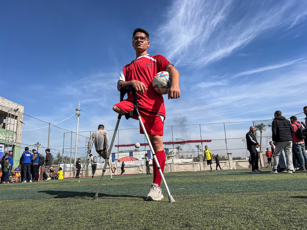 رياضيون فلسطينيون مبتورو الأطراف ضمن فعاليات بطولة الأمل لكرة القدم التي نظمتها جمعية د (6).jpg