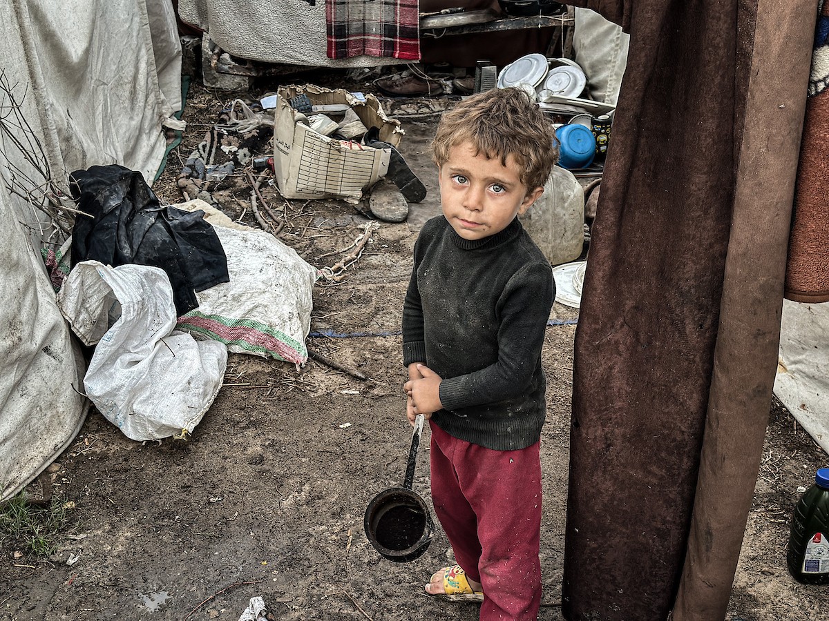 النازحون الفلسطينيون يكافحون للتكيف مع ظروف معيشية قاسية ونقص حاد في الخدمات الأساسية (18).jpg