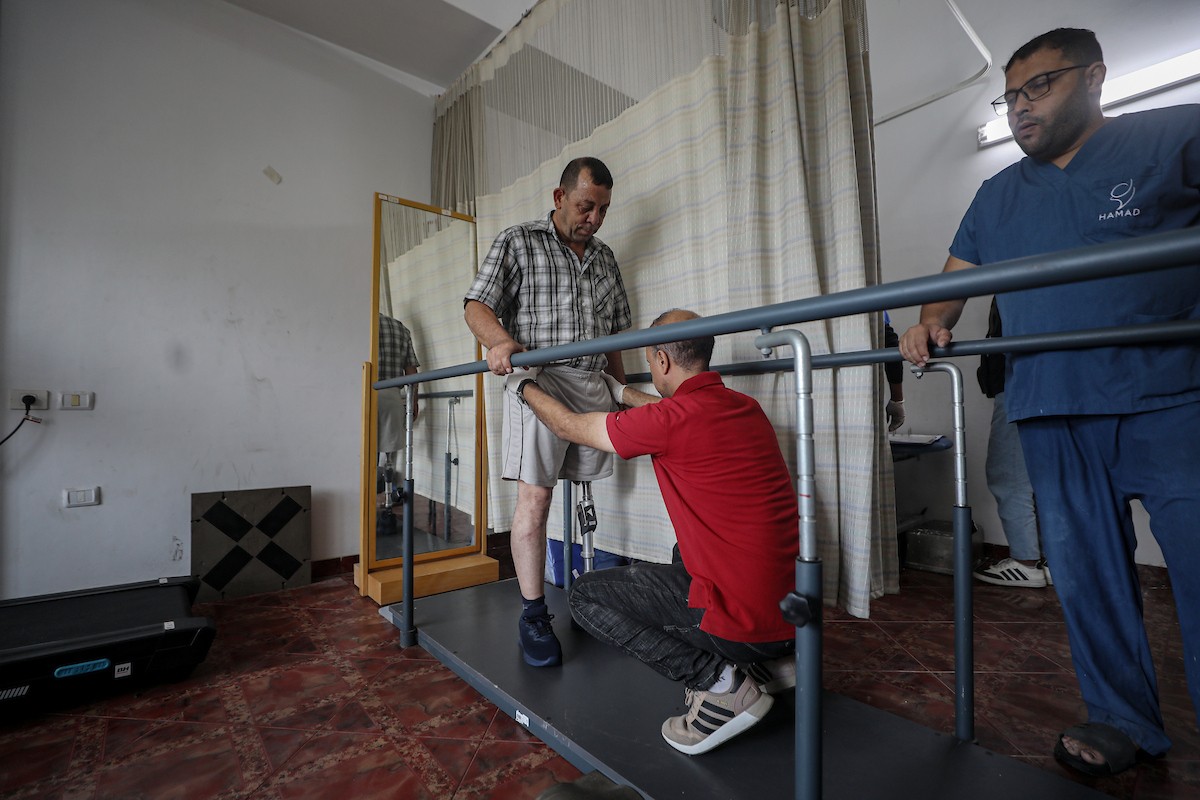 فلسطينيون، بينهم أطفال، يتلقون جلسات تأهيل باستخدام أطراف صناعية في مستشفى حمد للتأهيل بمنطقة (10).jpg