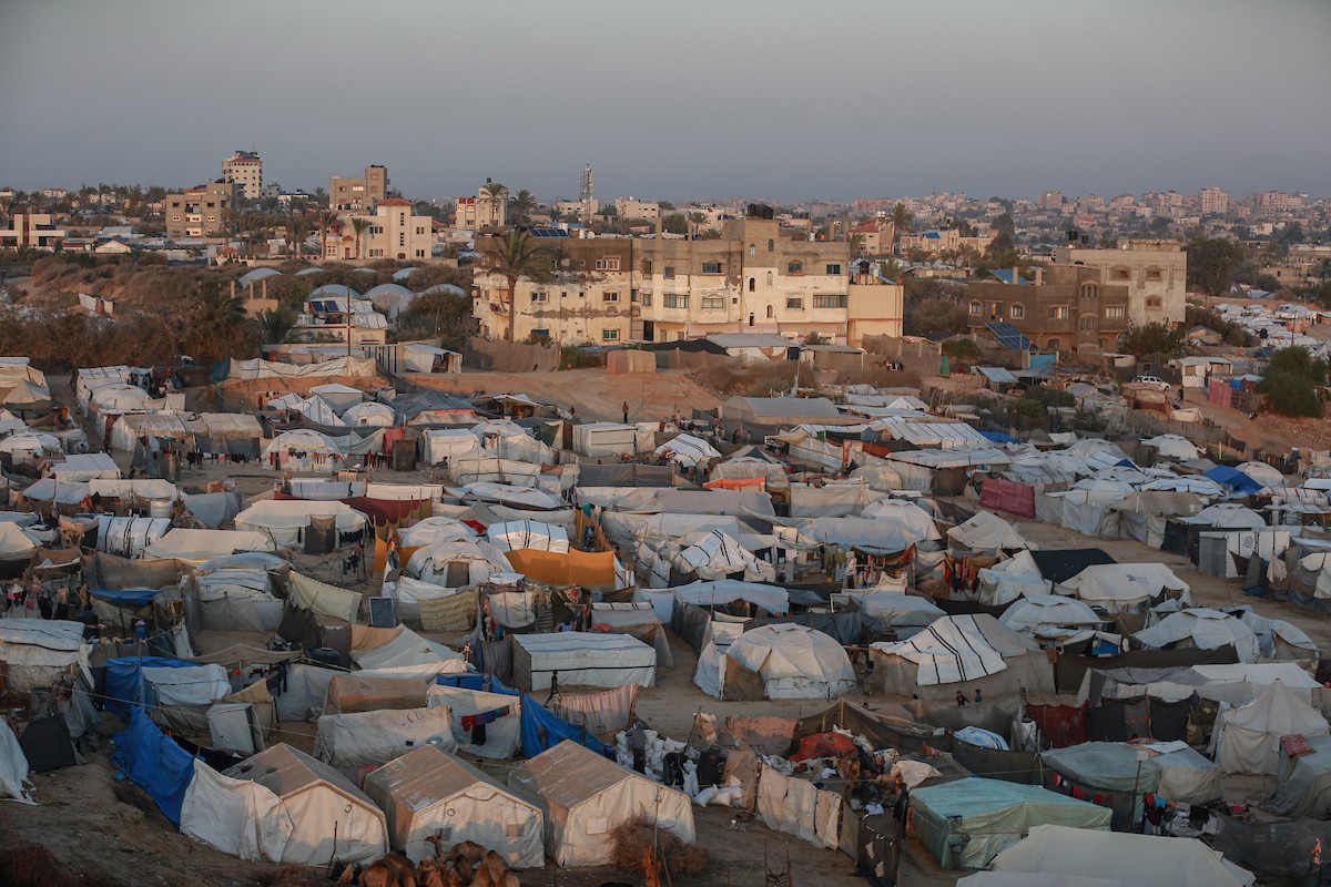 منظر عام للمنطقة حيث تواجه الأسر الفلسطينية النازحة التي تعيش في خيام مؤقتة بالقرب من مدينة الزوايدة في وسط قطاع غزة