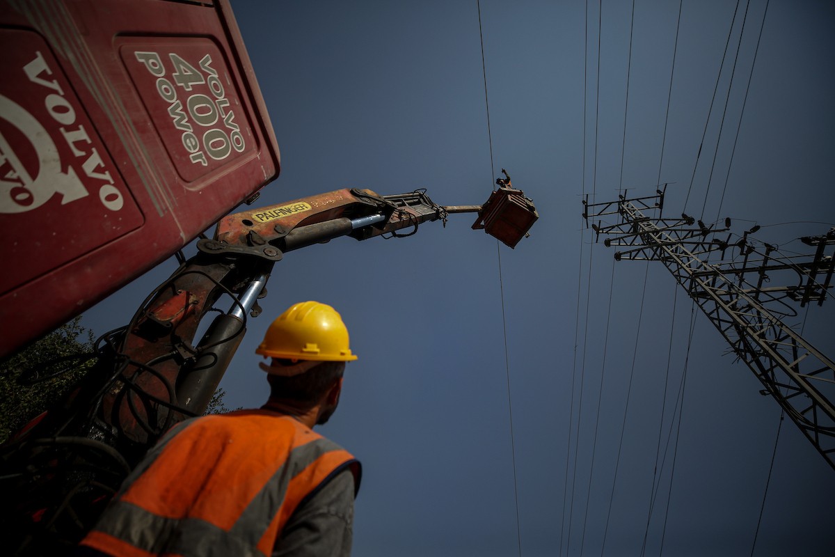 فرق من شركة الكهرباء تبدأ أعمال الصيانة والإصلاح لخطوط الكهرباء المتضررة في دير البلح وسط قطاع غزة (5).jpg