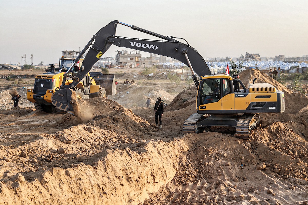 تعمل الآليات الثقيلة بالتنسيق مع أعضاء سرايا القدس وف (8).jpg