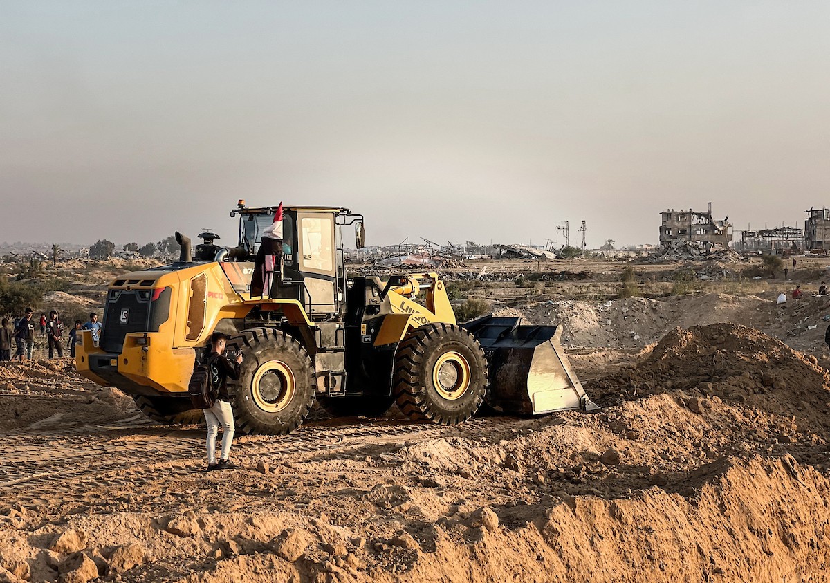 تعمل الآليات الثقيلة بالتنسيق مع أعضاء سرايا القدس وف (4).jpg