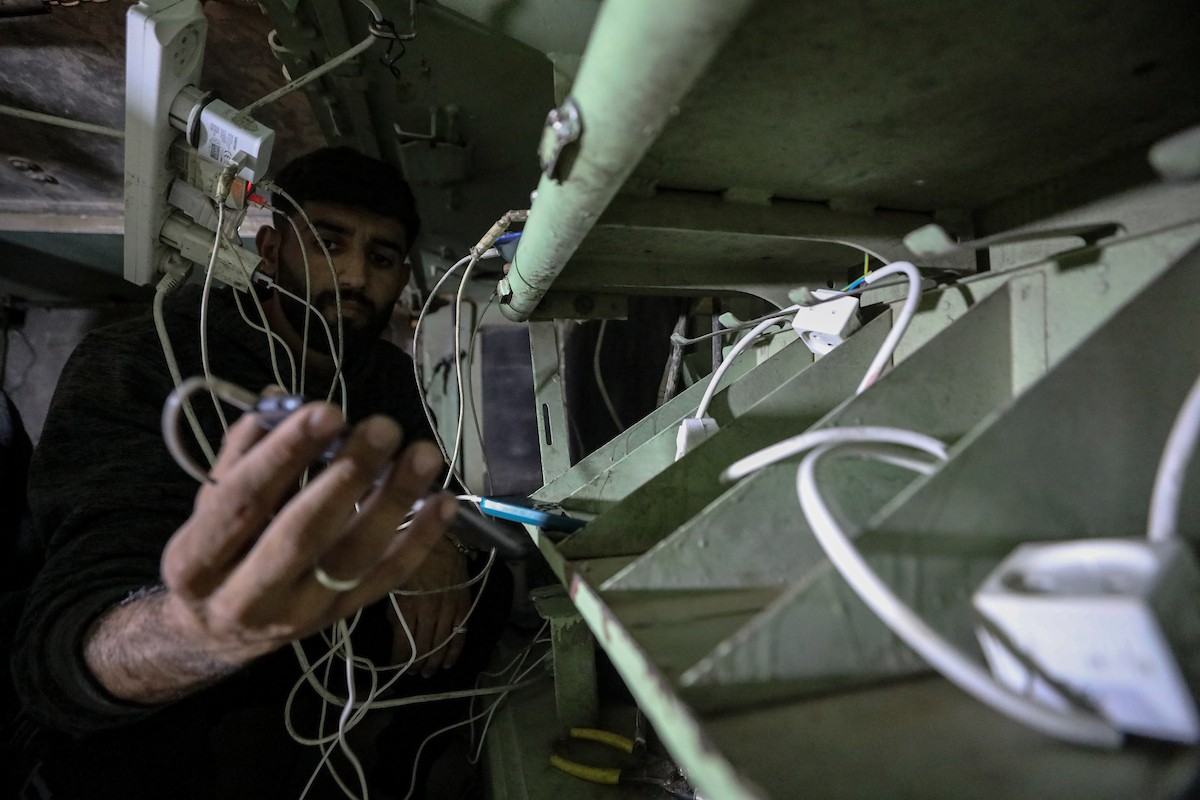 الشاب الفلسطيني يحيى خزيق من سكان غزة، يُعيد استخدام مدرعة إسرائيلية مهجورة (11).jpg