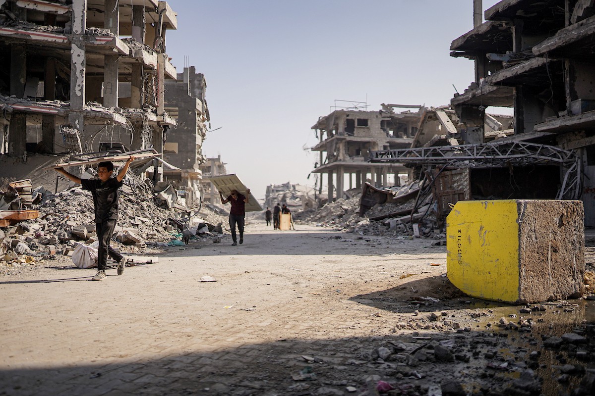 عائلات فلسطينية تتجه نحو مناطق تعتبرها أكثر أمانًا حاملة معها كل ما تستطيع حمله من أمتعة.jpg