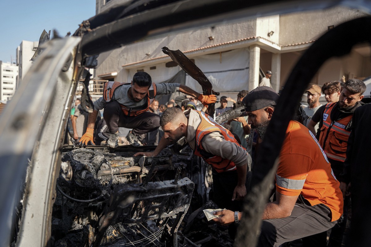 فلسطينيون وفرق الدفاع المدني ينتشلون ضحايا سقطوا في غارات جو (20).jpg