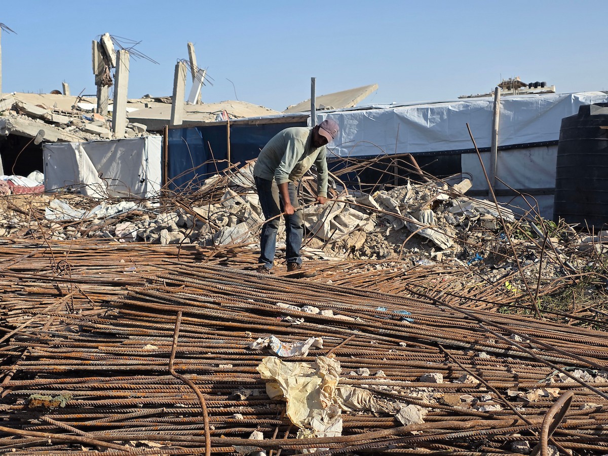 يُعيد فلسطينيون تدوير قضبان معدنية مُنتشلة من المباني المُدمرة في قطاع غزة، ٢٣ نوفمبر/ تشرين الثاني ٢٠٢٥