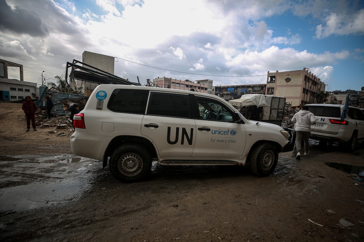 وفد من الأمم المتحدة يتفقد حوض تجميع مياه الصرف الصحي في حي الشيخ رضوان