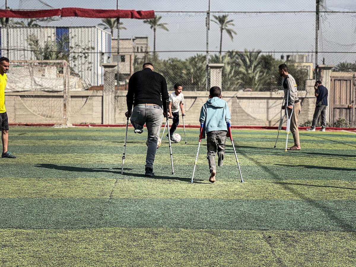 رياضيون فلسطينيون مبتورو الأطراف ضمن فعاليات بطولة الأمل لكرة القدم التي نظمتها جمعية د (2).jpg