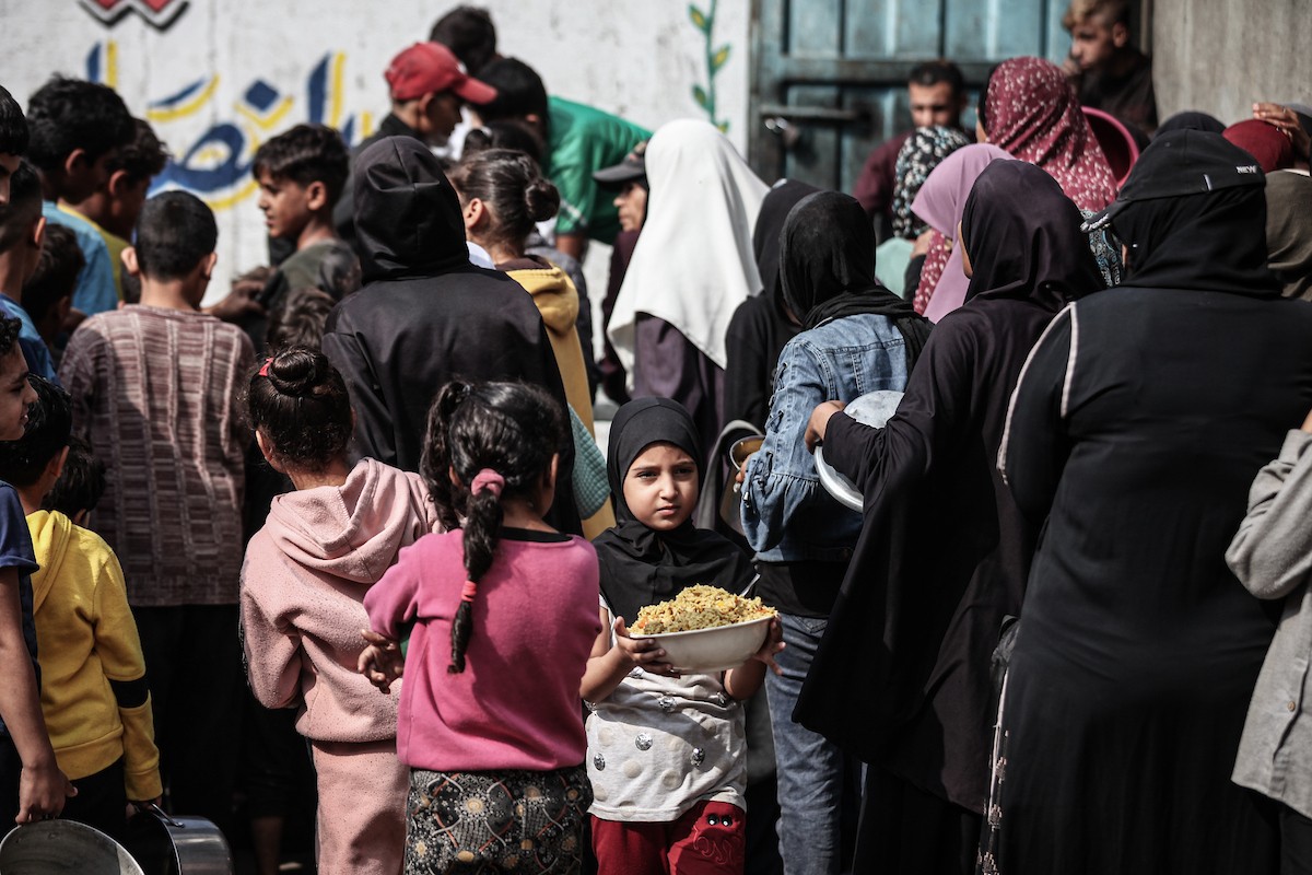 طوابير طويلة للحصول على وجبات ساخنة توزعها جمعيات خيرية في مخيم النصيرات (5).jpg