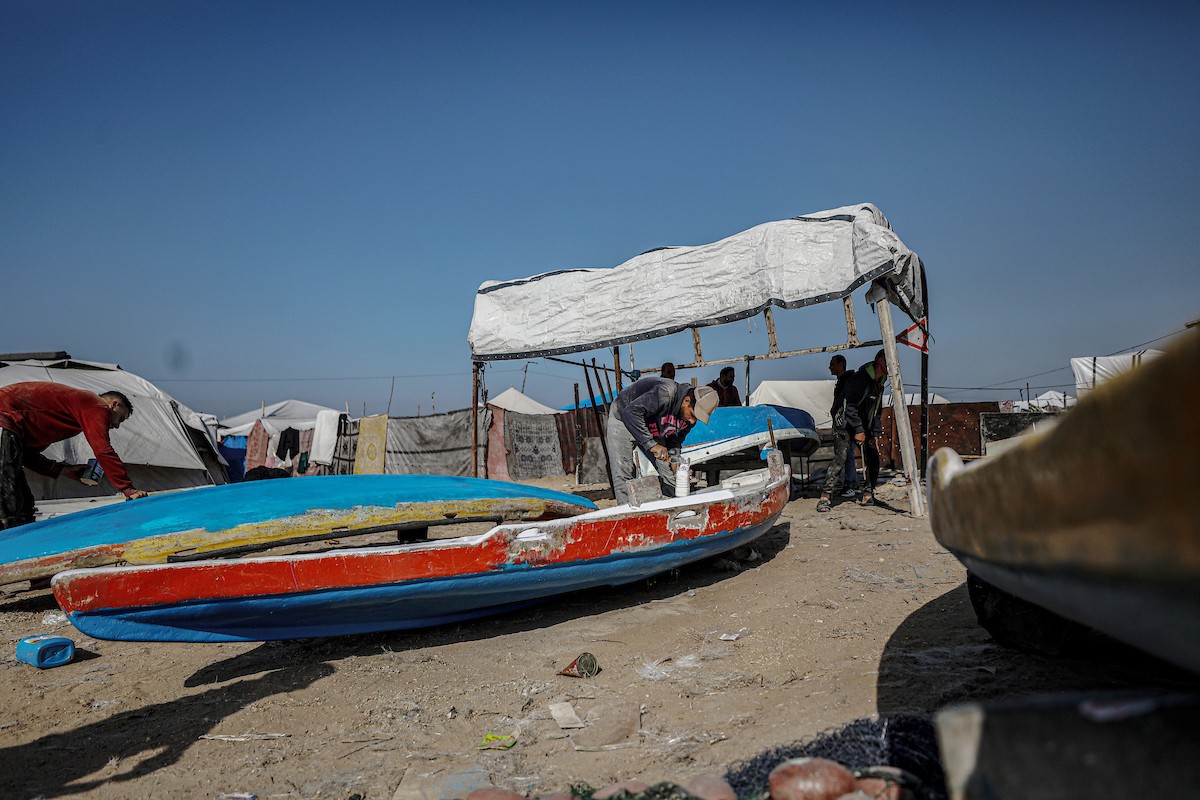 حرفيون يُصلحون قوارب الصيد في ورشة بميناء غزة البحري (10).jpg