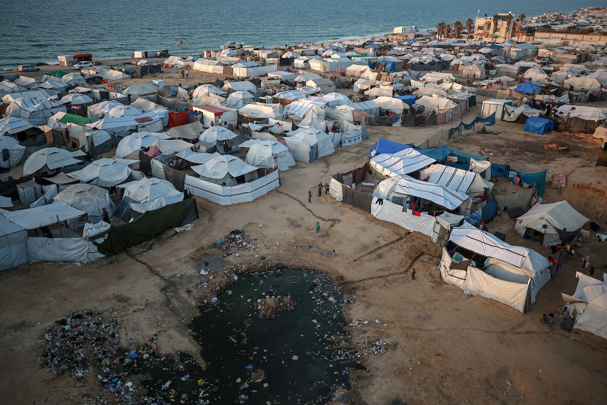 منظر عام للمنطقة حيث تواجه الأسر الفلسطينية النازحة التي تعيش في خيام مؤقتة بالقرب من مدينة الزوايدة في وسط قطاع غزة
