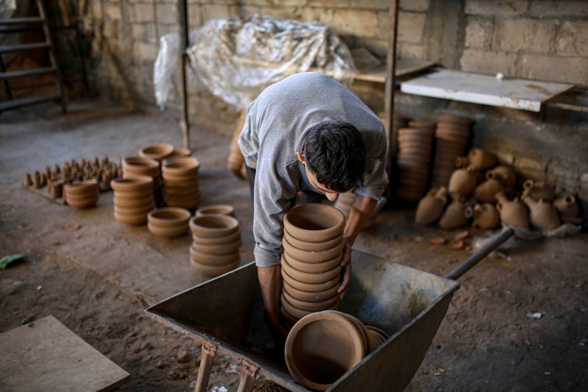 يعمل حرفيو الفخار الفلسطينيون في ورشتهم الصغيرة، حيث يُنتجون أدوات منزلية وأدوات مائدة باستخدام (31).jpg