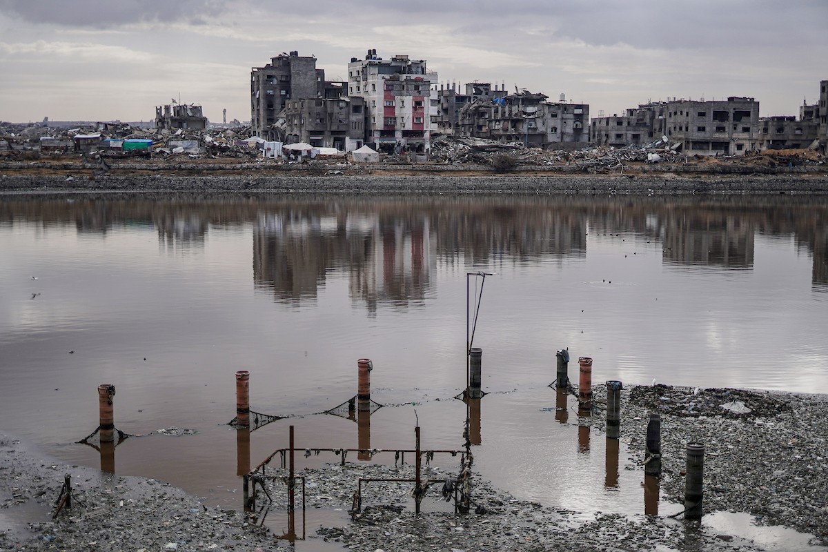 وفد من الأمم المتحدة يتفقد حوض تجميع مياه الصرف الصحي في حي الشيخ رضوان بمدينة غزة (13).jpg