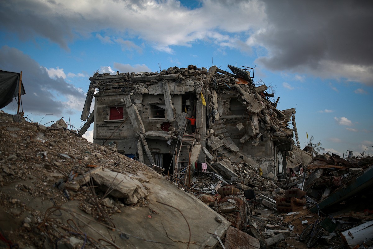 عائلة محمد حلاوة الفلسطينية تستأنف حياتها وسط ركام منزلها المدمر في جباليا (28).jpg