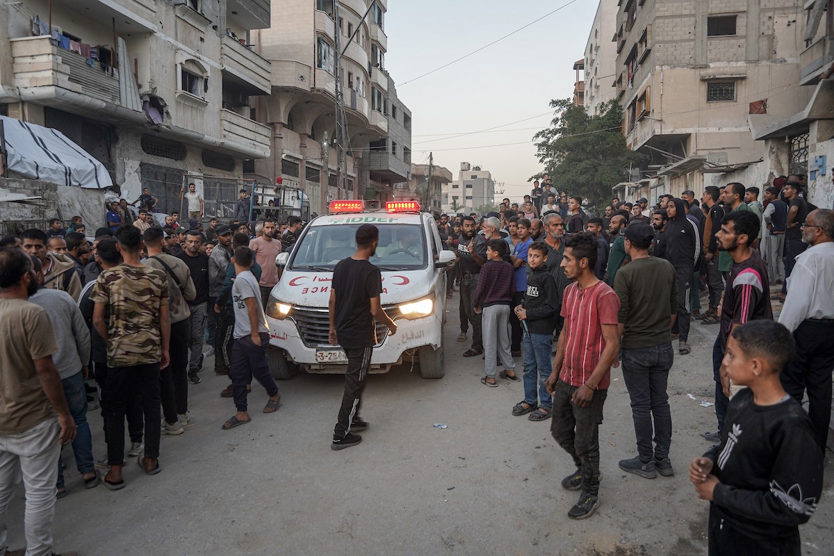 أفراد الدفاع المدني يبحثون في منزل محترق استهدفه غارات جوية إسرائيلية في مدينة غزة، في 22 نوفمبرتشرين الثاني 2025 (5).jpg