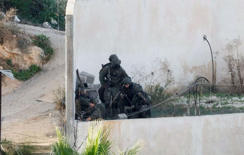 مشاهد صادمة تُظهر جنودا من جيش الاحتلال وهم يطلقون الرصاص مباشرة على شابين أمام أحد المنازل في مدينة جنين 11.jpg