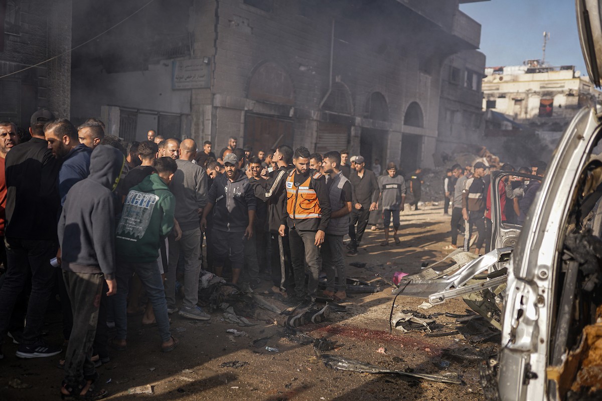 فلسطينيون وفرق الدفاع المدني ينتشلون ضحايا سقطوا في غارات جو (3).jpg