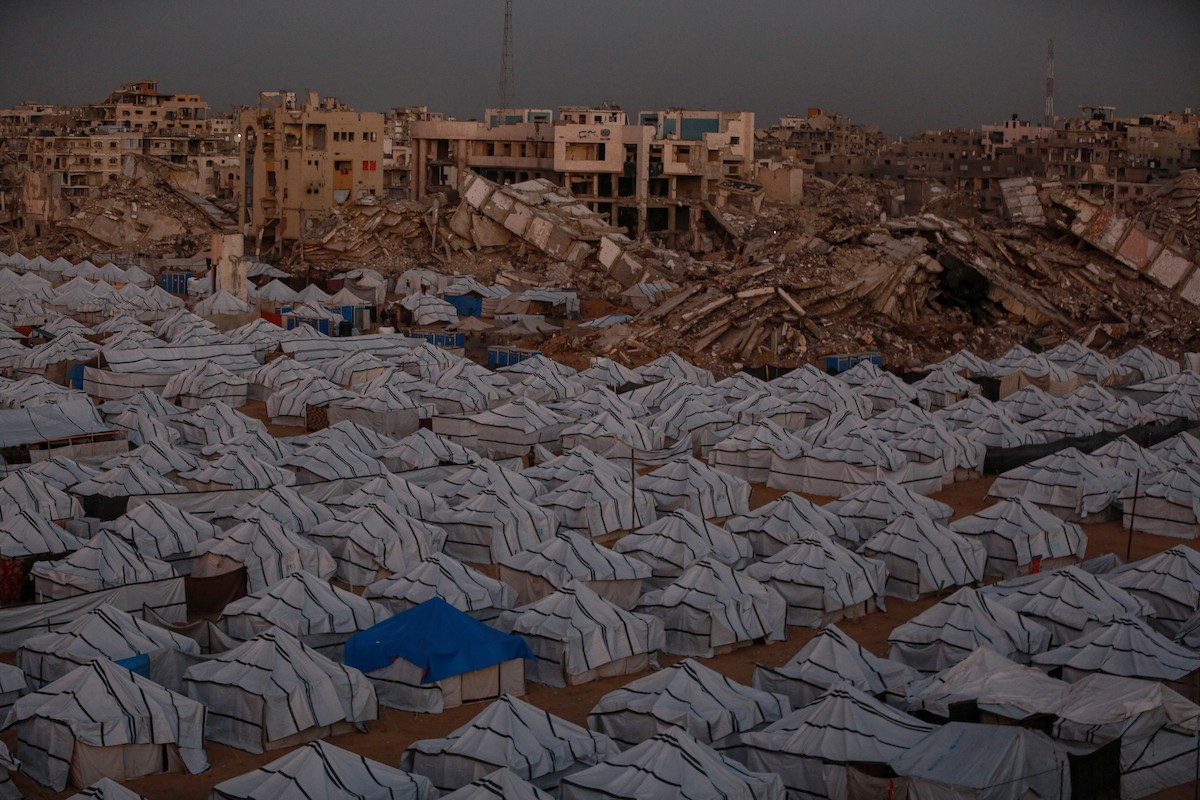 خيام النزوح المنتشرة وسط الدمار في شمال مدينة غزة في 30 نوفمبر/تشرين الثاني 2025