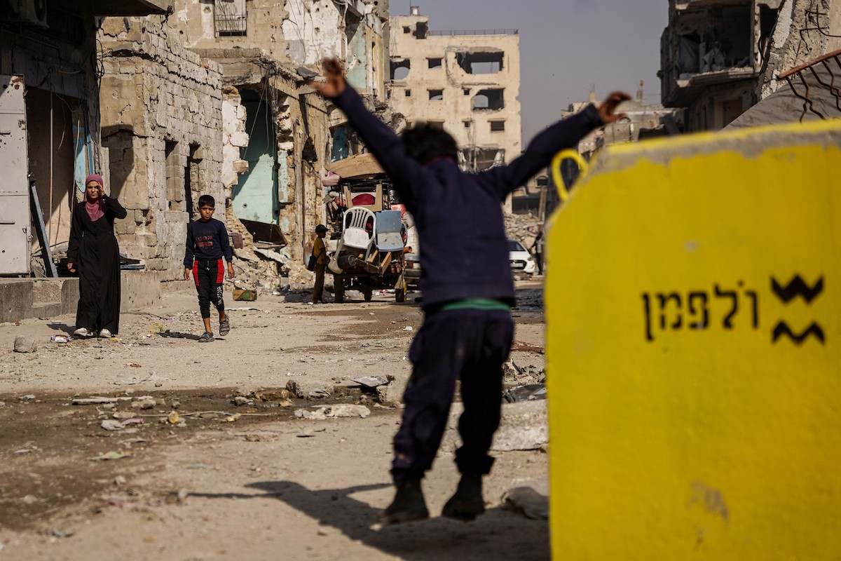 عائلات فلسطينية تتجه نحو مناطق تعتبرها أكثر أمانًا حاملة معها كل ما تستطيع حمله من أمتعة (8).jpg