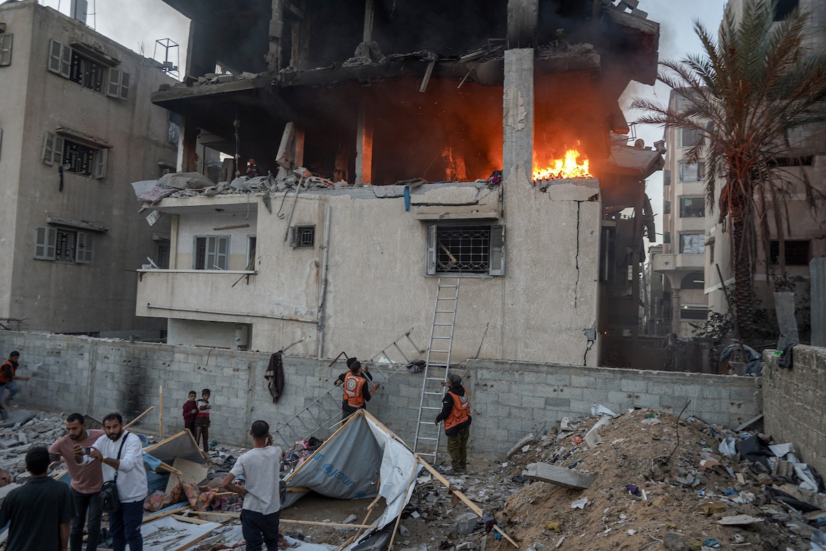 أفراد الدفاع المدني يبحثون في منزل محترق استهدفه غارات جوية إسرائيلية في مدينة غزة، في 22 نوفمبرتشرين الثاني 2025 (9).jpg