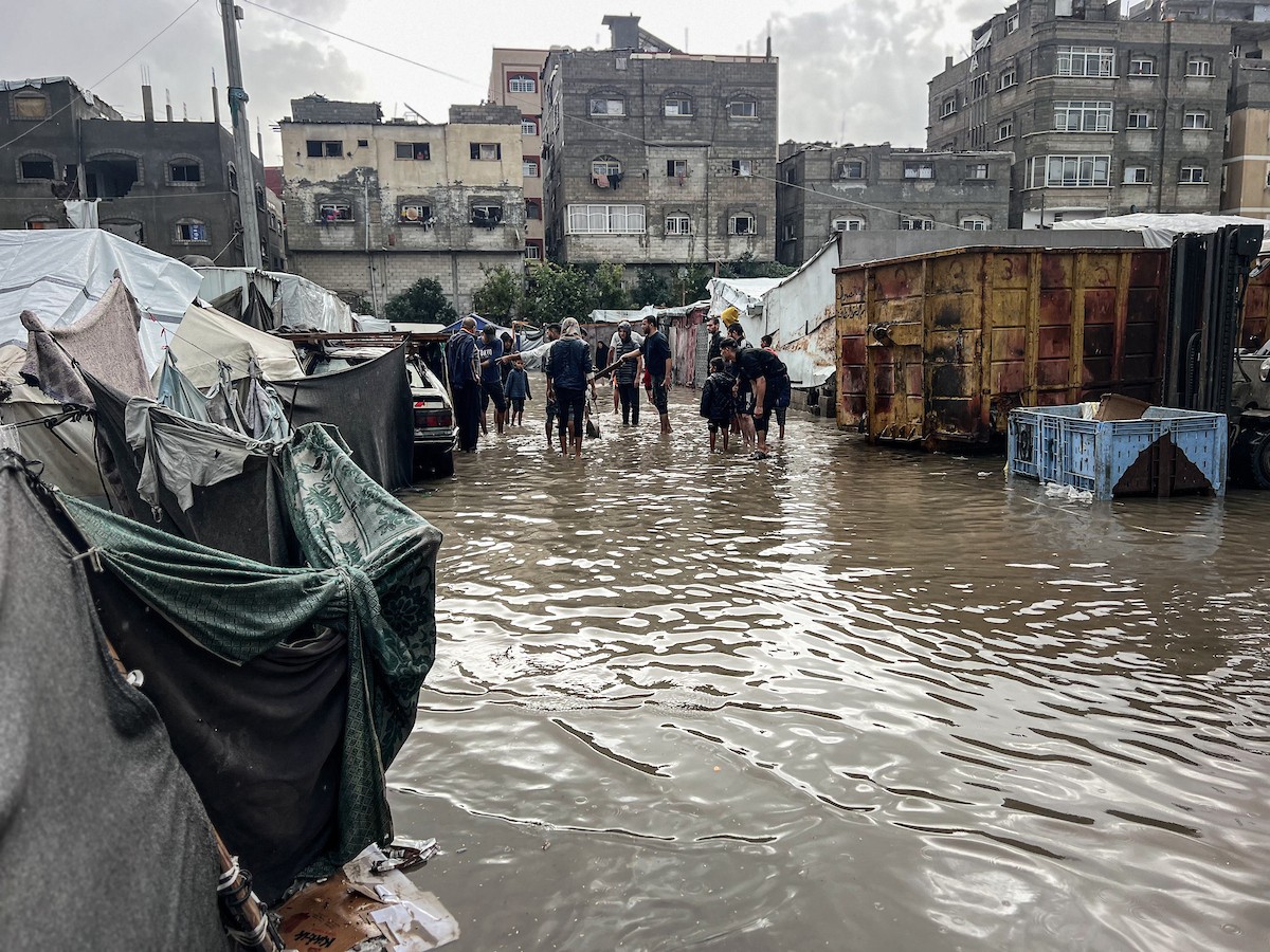 أغرقت الأمطار الغزيرة العديد من خيام النازحين الفلسطينيين في مخيم النصيرات، وسط قطاع غزة (18).jpg